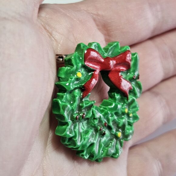 *Final Sale* Vintage Brooch Christmas Wreath Green with Red Bow Holiday Pin - Picture 3 of 9